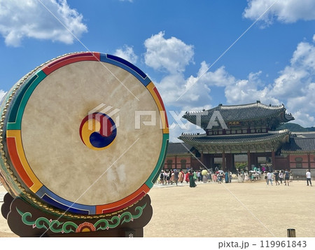 観光客で賑わうソウルの景福宮 119961843