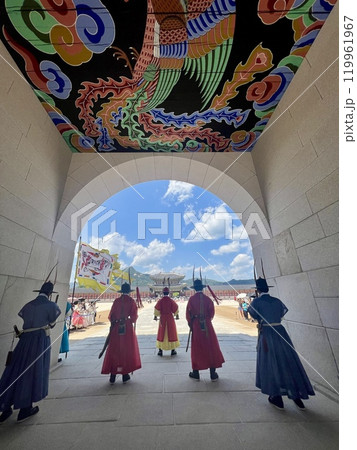 ソウル景福宮の守門将交代儀式 119961967