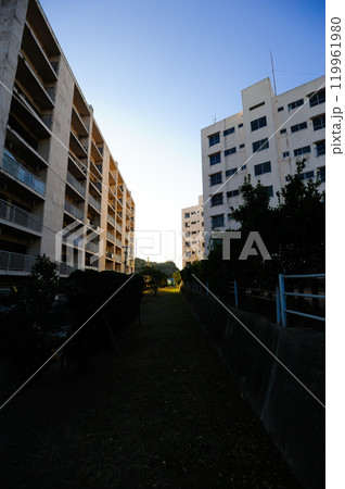 炭鉱閉山後も残るアパート群 119961980