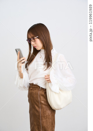 スマホを見る若い女性 スマホを見る若い女性 119961989