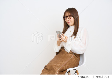 スマホを見る若い女性　 119961993