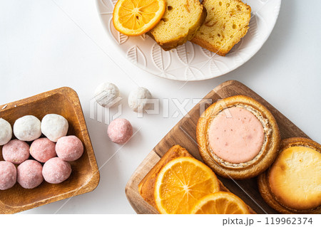 いろいろな種類のケーキやお菓子 119962374