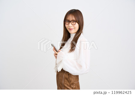 スマホを見る若い女性 スマホを見る若い女性 119962425
