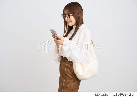 スマホを見る若い女性 スマホを見る若い女性 119962426