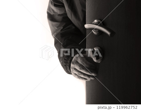 The thief opens the doors 119962752