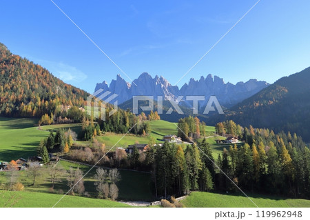 サンタマッダレーナからのガイスラー山群の景色 119962948