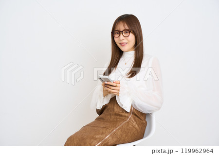スマホを見る若い女性 スマホを見る若い女性 119962964