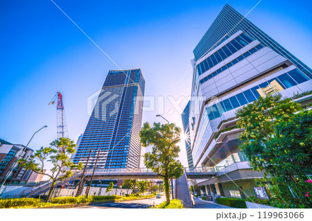 日本の横浜都市景観 朝日…歩道橋のある街…北仲クロスデッキや横浜市役所、太陽光などを望む=11月3日 日本の横浜都市景観 朝日…歩道橋のある街…北仲クロスデッキや横浜市役所、太陽光などを望む=11月3日 119963066