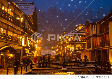雪降る夜の銀山温泉 雪降る夜の銀山温泉 119963384