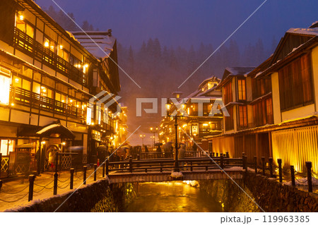 雪降る夜の銀山温泉 雪降る夜の銀山温泉 119963385