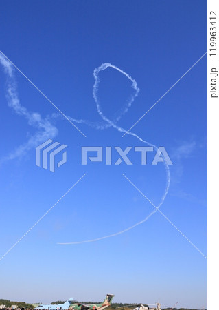 ブルーインパルスの展示飛行　快晴にスモークを曳くブルーインパルス 119963412