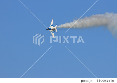 ブルーインパルスの展示飛行　快晴にスモークを曳くブルーインパルス 119963416