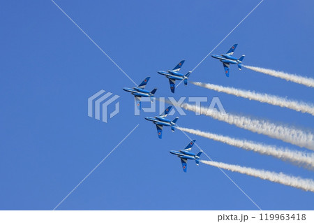 ブルーインパルスの展示飛行 快晴にスモークを曳くブルーインパルス ブルーインパルスの展示飛行 快晴にスモークを曳くブルーインパルス 119963418