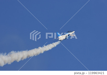 ブルーインパルスの展示飛行　快晴にスモークを曳くブルーインパルス 119963421