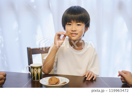 クッキーを食べる男の子 119963472