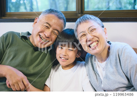 笑顔で寄り添う仲良しな孫と祖父母 119963486