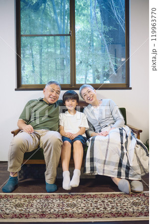 笑顔で寄り添う仲良しな孫と祖父母 笑顔で寄り添う仲良しな孫と祖父母 119963770