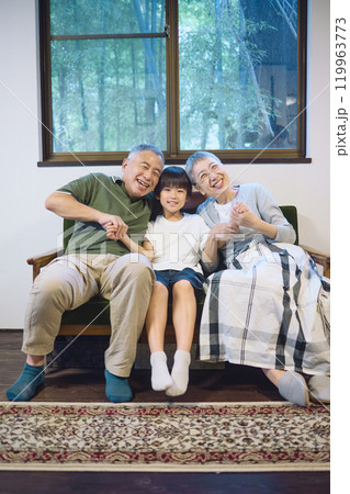 笑顔で寄り添う仲良しな孫と祖父母 119963773
