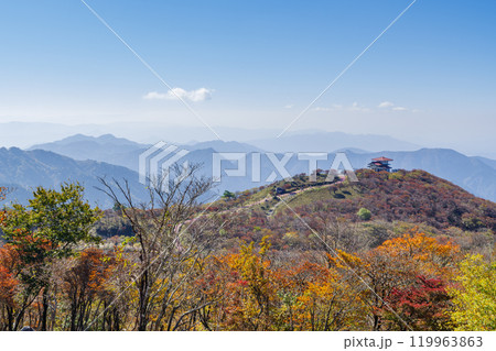 御在所岳からのぞむ御嶽大権現・伊賀方面(三重県三重郡菰野町) 御在所岳からのぞむ御嶽大権現・伊賀方面(三重県三重郡菰野町) 119963863