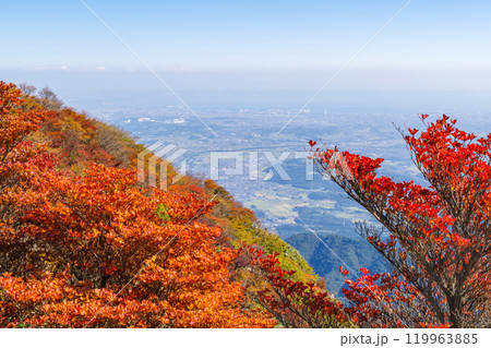 秋の御在所岳の朝陽台広場からみる四日市方面(三重県三重郡菰野町) 秋の御在所岳の朝陽台広場からみる四日市方面(三重県三重郡菰野町) 119963885