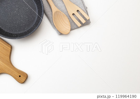白背景にキッチン用品 白背景にキッチン用品 119964190