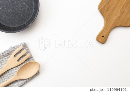 白背景にキッチン用品 白背景にキッチン用品 119964191