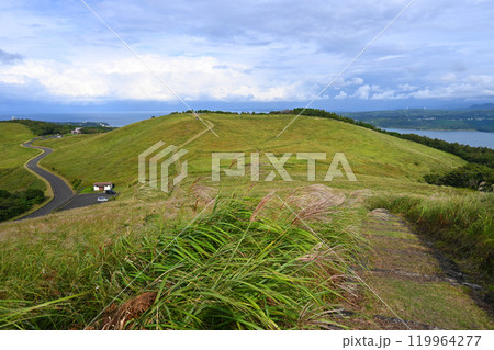 広大な草原が広がる長崎県平戸島の川内峠 広大な草原が広がる長崎県平戸島の川内峠 119964277