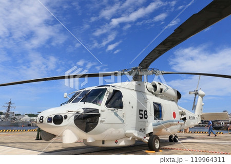 地上展示されるSH-60J 対潜哨戒ヘリコプター 地上展示されるSH-60J 対潜哨戒ヘリコプター 119964311