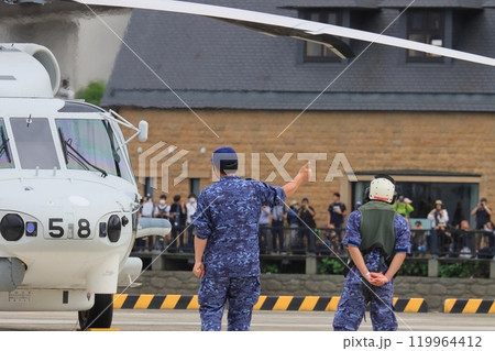 離陸の準備をするSH-60Jヘリコプター　対潜哨戒ヘリコプター 119964412