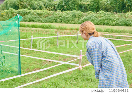 畑と女性　農家　家庭菜園　田舎暮らし 119964431