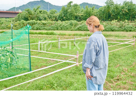 畑と女性　農家　家庭菜園　田舎暮らし 119964432