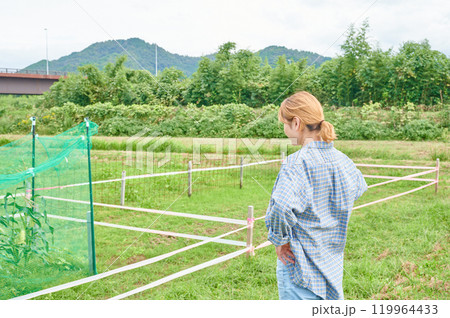 畑と女性　農家　家庭菜園　田舎暮らし 119964433