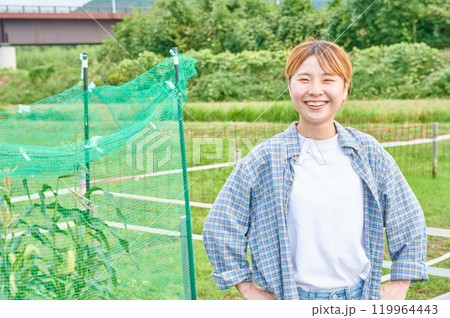 畑と女性　農家　家庭菜園　田舎暮らし 119964443