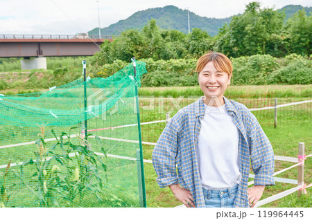 畑と女性　農家　家庭菜園　田舎暮らし 119964445