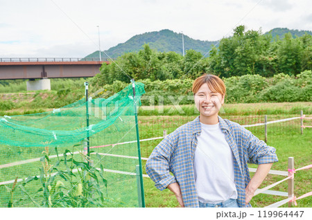 畑と女性　農家　家庭菜園　田舎暮らし 119964447