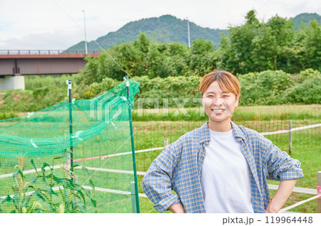 畑と女性　農家　家庭菜園　田舎暮らし 119964448