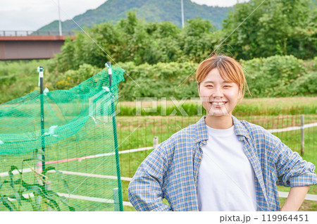 畑と女性　農家　家庭菜園　田舎暮らし 119964451