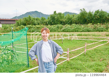 畑と女性 農家 家庭菜園 田舎暮らし 畑と女性 農家 家庭菜園 田舎暮らし 119964464