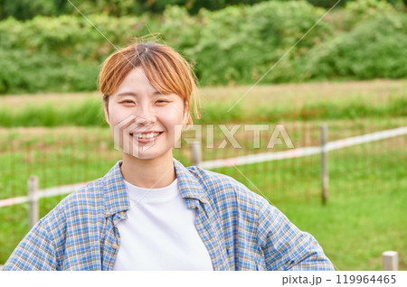 畑と女性　農家　家庭菜園　田舎暮らし 119964465