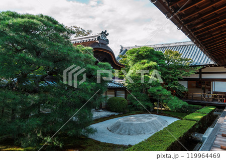 永観堂 勅使門と砂壇のある風景 永観堂 勅使門と砂壇のある風景 119964469