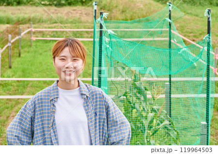 畑と女性　農家　家庭菜園　田舎暮らし 119964503