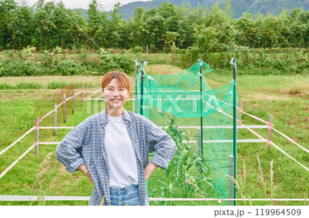 畑と女性 農家 家庭菜園 田舎暮らし 畑と女性 農家 家庭菜園 田舎暮らし 119964509