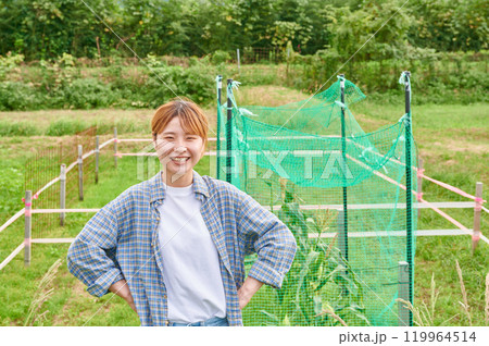 畑と女性 農家 家庭菜園 田舎暮らし 畑と女性 農家 家庭菜園 田舎暮らし 119964514