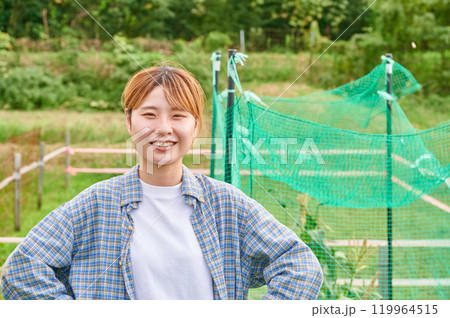 畑と女性　農家　家庭菜園　田舎暮らし 119964515