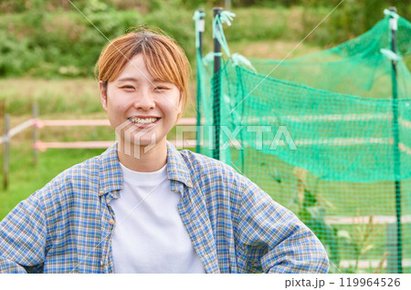 畑と女性　農家　家庭菜園　田舎暮らし 119964526