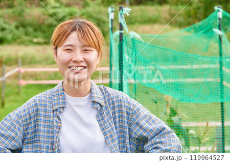 畑と女性　農家　家庭菜園　田舎暮らし 119964527