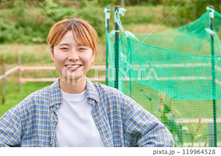 畑と女性　農家　家庭菜園　田舎暮らし 119964528