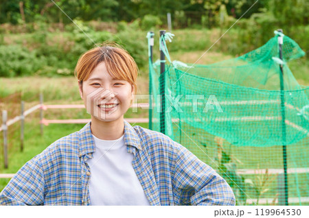 畑と女性　農家　家庭菜園　田舎暮らし 119964530