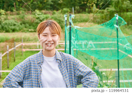 畑と女性 農家 家庭菜園 田舎暮らし 畑と女性 農家 家庭菜園 田舎暮らし 119964531