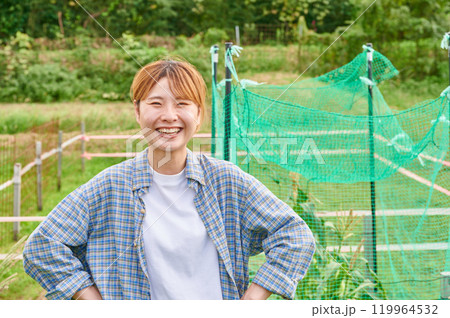 畑と女性　農家　家庭菜園　田舎暮らし 119964532